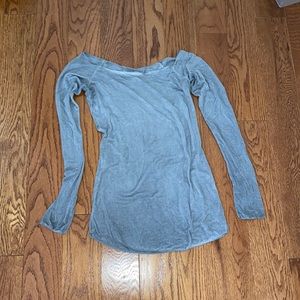 gray long sleeve shirt